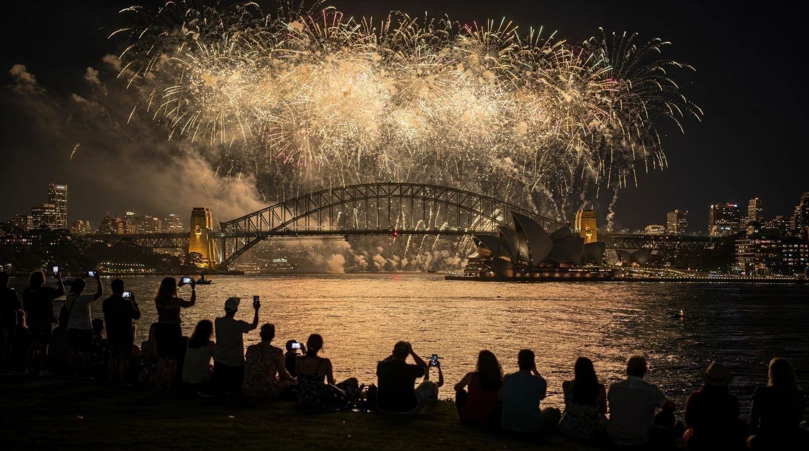 Sydney New Year's Eve guide — fireworks, viewing spots and planning — Sydney New Year's Eve 2026 — best free viewing spots, ticketed events, harbour c